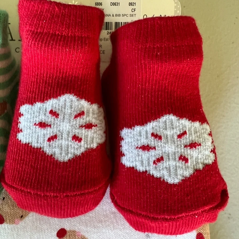 NWT - Christmas 5 Piece Set - 2 Pairs Booties, 3 Bandana Bibs - 0-6 mont…